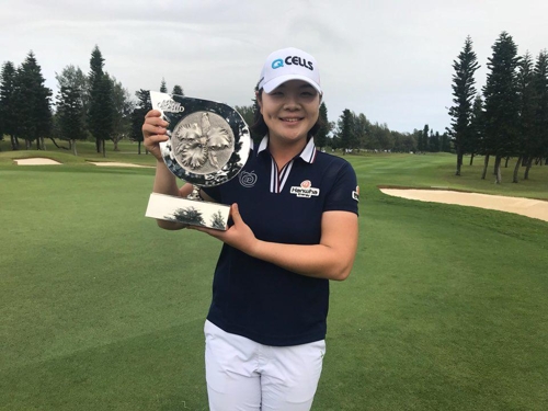 우승컵을 들고 있는 이민영. [한화큐셀골프단 제공=연합뉴스]