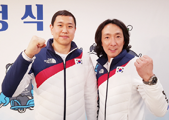 지난 2일 서울 종로구 세종로 세종문화회관 세종홀에서 열린 동계패럴림픽 대한민국 선수단 출정식에서 파이팅을 외치는 김윤호(왼쪽)와 김상용 감독. 손우성 기자