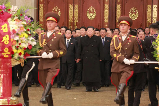 김정은 북한 노동당 위원장이 김정일 국방위원장 생일인 지난 2월 16일 노동당 고위간부들과 함께 금수산태양궁전을 참배하고 있다.  연합뉴스