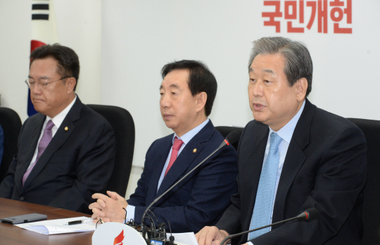 자유한국당 김무성 북핵폐기추진특별위원장이 5일 오전 국회에서 열린 원내대책회의에서 인사말을 하고 있다. 왼쪽부터 정진석 경제파탄대책특별위원장, 김성태 원내대표, 김 위원장.