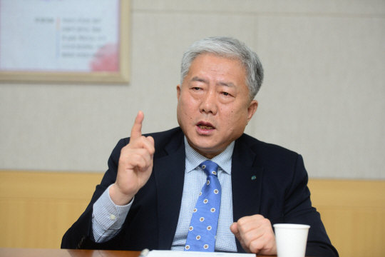 김동만 한국산업인력공단 이사장이 7일 서울 영등포구 당산동 서울남부지사 집무실에서 공단의 올해 사업 방향에 대해 설명하고 있다.  김선규 기자 ufokim@