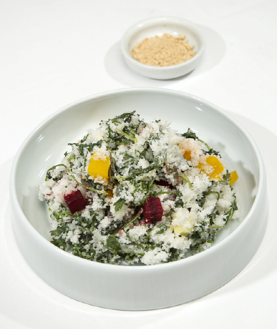 봄 내음을 한가득 품고 있는 쑥버무리떡. 어린 쑥에 고구마, 단호박, 비트 등의 컬러 푸드까지 얹어져 봄철 건강메뉴로 제격이다.   김호웅 기자 diverkim@