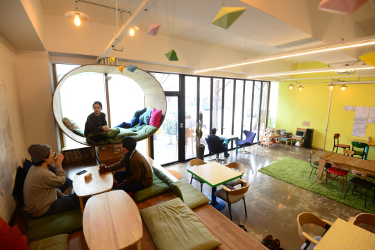 하자센터의 카페 ‘그냥’. 청소년들의 방과 후 휴게공간으로 다양한 문화행사가 열려 지역주민들에게도 사랑받는 곳이다.