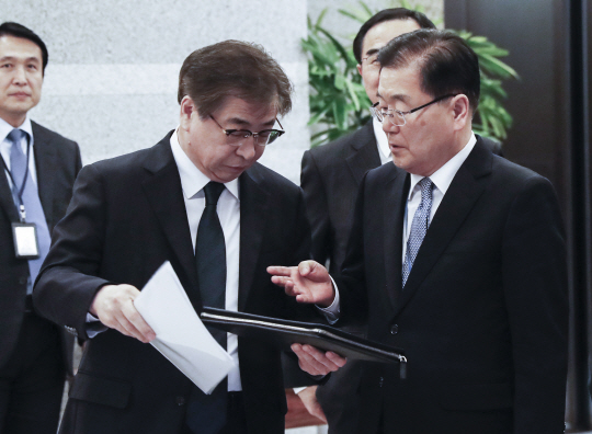 6일 오후 대북특별사절단으로 김정은 북한 노동당 위원장을 만나고 돌아온 정의용(오른쪽) 국가안보실장과 서훈 국정원장이 청와대에서 문재인 대통령에게 방북 성과를 보고하기 전 이야기를 나누고 있다.