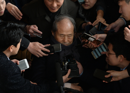 이팔성 전 우리금융지주 회장으로부터 8억 원을 받은 등의 혐의로 7일 오전 서울중앙지검에 소환된 이명박 전 대통령의 친형 이상득 전 국회부의장이 휠체어를 타고 눈을 감은 채 취재진의 질문을 듣고 있다.