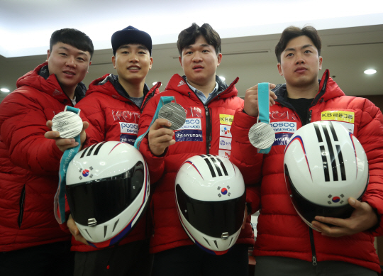 2018 평창동계올림픽 봅슬레이 4인승에서 은메달을 획득한 원윤종(왼쪽부터), 전정린, 김동현, 서영우가 7일 오전 서울 송파구 방이동 올림픽파크텔에서 열린 기자회견에서 포즈를 취하고 있다.  연합뉴스