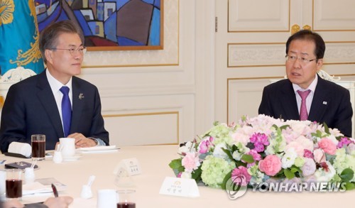 문재인 대통령이 7일 오후 청와대에서 열린 여야 5당 대표 초청 오찬에서 홍준표 자유한국당 대표의 발언을 듣고 있다. (서울=연합뉴스)