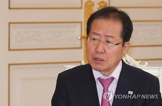 홍준표 자유한국당 대표가 7일 오후 청와대에서 열린 여야 5당 대표 초청 오찬에서 문재인 대통령과 당대표들에게 발언을 하고 있다. (서울=연합뉴스)