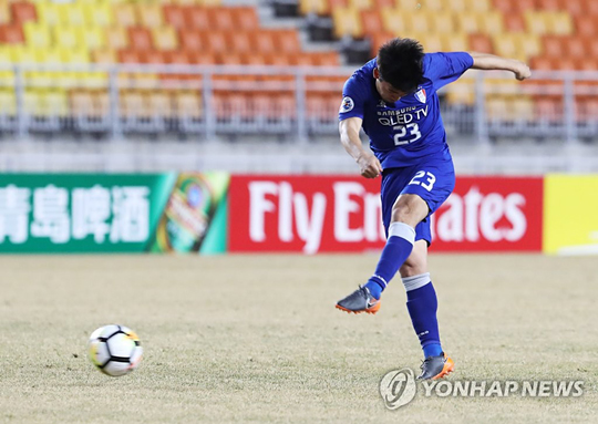 7일 오후 경기도 수원시 팔달구 수원월드컵경기장에서 열린 2018 아시아축구연맹(AFC) 챔피언스리그 조별리그 H조 3차전 수원 삼성 블루윙즈와 상하이 선화의 경기. 수원 이기제가 슛을 하고 있다. (수원=연합뉴스)