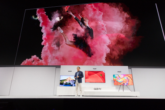 8일 미국 뉴욕 옛 증권거래소에서 열린 삼성전자의 올해 QLED TV 신제품을 공개하는 ‘더 퍼스트룩 2018 뉴욕’ 행사에서 한종희 영상디스플레이사업부장(사장)이 신제품 라인업을 소개하고 있다.  삼성전자 제공
