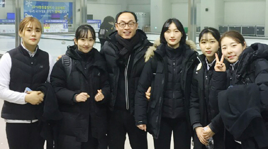 강천석(왼쪽 세 번째) 체육 교사 겸 코치가 이끄는 경북 의성여고 컬링팀이 지난 1월 충북 진천군 국가대표선수촌에서 개최된 제99회 전국동계체육대회에서 컬링 부문 여자고등부 은메달을 획득한 후 기념사진을 찍고 있다. 의성여고 제공