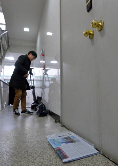 안희정 전 충남지사에게 성폭행을 당했다는 추가 피해자가 근무했던 서울 마포구 서교동 더좋은민주주의연구소 사무실 문이 8일 오전 굳게 닫혀 있다.