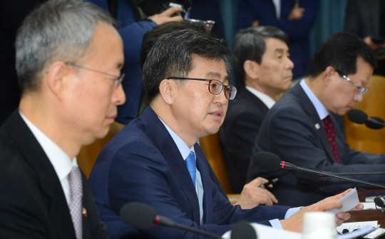 김동연(왼쪽 두 번째) 부총리 겸 기획재정부 장관이 8일 오전 서울 종로구 세종대로 정부서울청사에서 중견조선사들의 구조조정방안을 확정하기 위해 열린 산업경쟁력강화관계장관회의에 참석, 모두발언을 하고 있다.