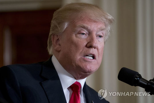 (워싱턴 AP=연합뉴스) 도널드 트럼프 미국 대통령이 2일(현지시간) 워싱턴DC 백악관에서 유럽연합(EU) 회원국인 스웨덴의 스테판 뢰벤 총리와 공동 기자회견 중 발언하고 있다. 트럼프 대통령이 지난 1일 수입 철강과 알루미늄에 각각 25%, 10%의 관세를 부과하겠다고 밝혀 EU가 미국산 제품에 대한 보복관세로 대응할 움직임을 보이자, 트럼프 대통령은 이 자리에서 “그들(EU)이 그렇게 하면 우리는 그들의 자동차에 25%의 큰 세금을 물리며, 그들이 오래 가지 못할 것을 믿어달라”고 말했다.