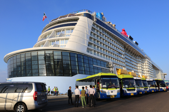 지난해 2월 인천항에 입항한 16만8000t급 초대형 크루즈 ‘퀀텀오프더시즈호’의 승객을 맞이하기 위한 관광버스가 부두에 줄지어 대기하고 있다.  인천항만공사 제공