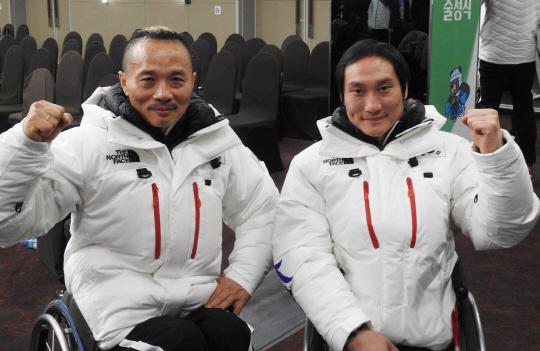한상민(국민체육진흥공단·오른쪽)이 지난 2일 세종문화회관에서 열린 2018 평창동계패럴림픽 한국선수단 출정식에서 김남제 감독과 함께 선전을 다짐하고 있다.   연합뉴스