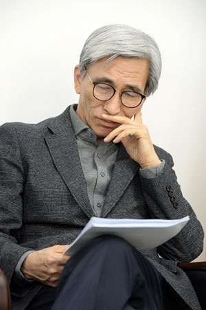 정해구 대통령 직속 정책기획위원장 겸 국민헌법자문특별위원장이 지난 5일 문화일보와의 파워 인터뷰 도중 심각한 표정으로 자료를 검토하고 있다. 정 위원장은 “개헌은 국민의 ‘사회계약’이고 따라서 가장 중요한 게 국민 의견인데, 정치권의 이해 때문에 헌법 논의가 왜곡되는 것 같아 걱정”이라고 말했다. 김호웅 기자 diverkim@