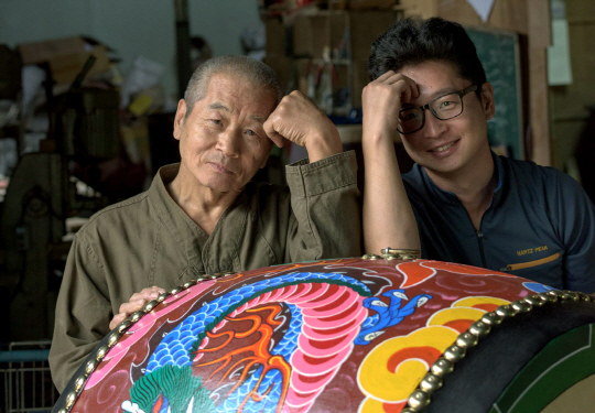 임선빈(왼쪽) 장인과 아들 임동국 씨가 함께 만든 북 앞에서 포즈를 취하고 있다.  이정준 감독 제공