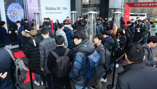 9일 오전 서울 종로구 KT스퀘어에서 열린 삼성전자 스마트폰 갤럭시 S9 출시 행사에서 예약 구매자들이 제품을 받기 위해 줄을 서서 기다리고 있다.