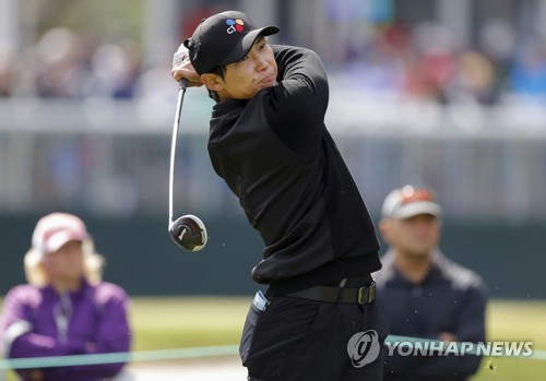 W1라운드 14번 홀 티샷하는 김민휘[AP=연합뉴스]