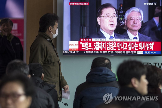 (서울=연합뉴스) 9일 오전 서울역에서 시민들이 정의용 청와대 국가안보실장과 세라 허커비 샌더스 미국 백악관 대변인의 면담결과 공동브리핑 방송을 시청하고 있다. 정 실장과 서훈 국가정보원장은 문재인 대통령의 특사 자격으로 지난 5일부터 이틀간 방북한 뒤 8일(현지시간) 오후 미국 트럼프 대통령을 백악관에서 면담하고 북한의 ‘비핵화’ 대화 의지와 북미대화 등과 관련한 김정은 북한 노동당 위원장의 메시지를 전달한 것으로 전해졌다.