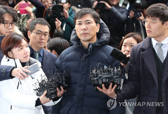 (서울=연합뉴스) 여비서 성폭행 의혹을 받는 안희정 전 충남지사가 9일 오후 서울 마포구 서울서부지검에 자진출석하고 있다.