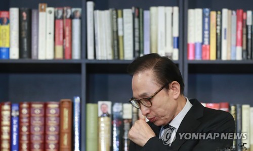 이명박 전 대통령이 지난 1월 17일 오후 강남구 삼성동 사무실에서 검찰의 특수활동비수사와 관련한 입장을 밝히던 중 기침하고 있다. [연합뉴스 자료사진]