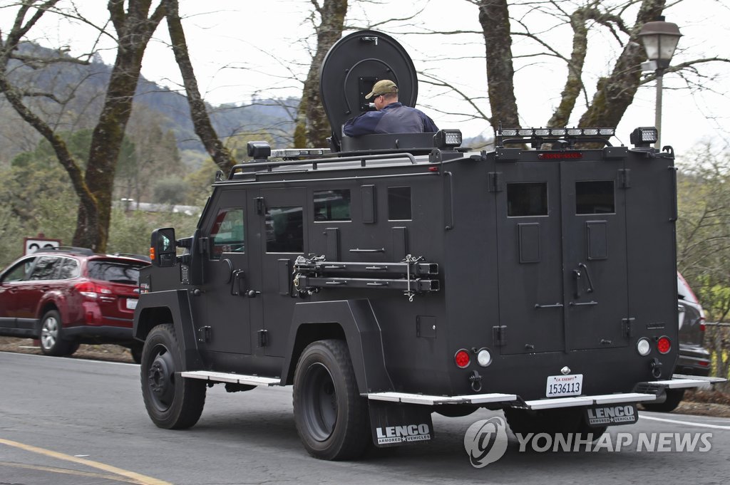 美향군시설서 무장괴한 인질잡고 경찰과 대치