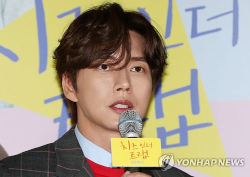 (서울=연합뉴스) 배우 박해진이 7일 오후 서울 CGV용산점에서 열린 영화 ‘치즈 인 더 트랩’ 시사회에서 인사말을 하고 있다.