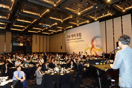 지난해 서울에서 열린 기술보증기금의 보증 및 투자 관련 설명회인 ‘기보벤처포럼’에서 300여 명의 벤처기업인이 한 창업자의 성공 스토리를 듣고 있다. 기보 제공