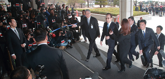 이명박 전 대통령이 피의자 신분으로 조사를 받기 위해 14일 오전 서울중앙지검 청사로 들어서고 있다.  사진공동취재단