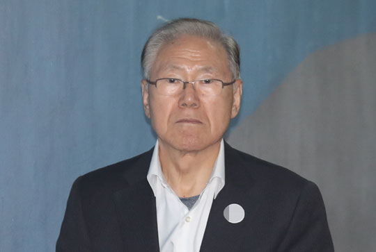 김백준 전 청와대 총무기획관이 14일 오전 서울중앙지법에서 열린 자신의 첫 공판에 출석하기 위해 법정으로 들어서고 있다.  연합뉴스