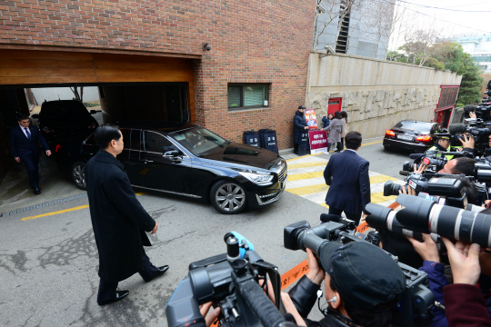 뇌물수수, 횡령·배임, 조세포탈 등의 혐의를 받고 있는 이명박 전 대통령이 14일 오전 검찰 조사를 위해 검은색 제네시스 차량을 타고 서울 강남구 논현동 자택을 나서고 있다.