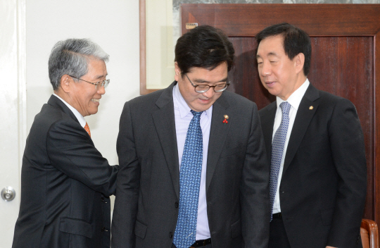 김동철(왼쪽부터) 바른미래당, 우원식 더불어민주당, 김성태 자유한국당 원내대표가 14일 오전 국회 운영위원장실에서 열린 3당 원내대표 회동에 앞서 인사를 하고 있다.