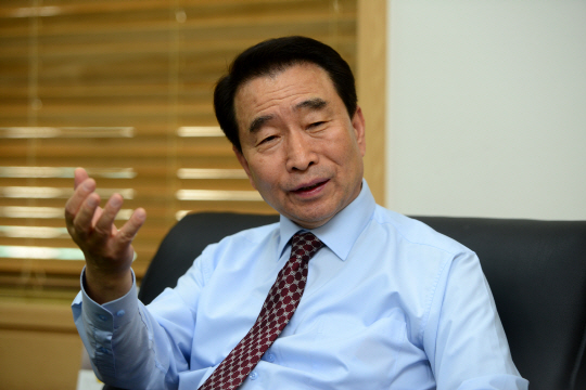 이강래 한국도로공사 사장이 지난 12일 서울 영등포구 여의나루로 KEC 업무지원센터에서 취임 100일을 넘긴 소감과 포부를 밝히고 있다.