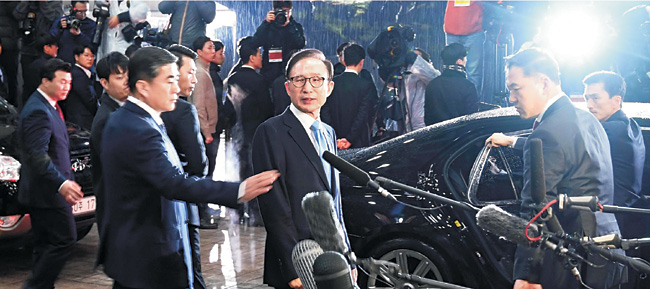 이명박 전 대통령이 20시간 40분에 걸친 검찰의 ‘마라톤 조사’를 끝낸 뒤 15일 오전 6시 25분쯤 서울중앙지검 청사를 나서고 있다.