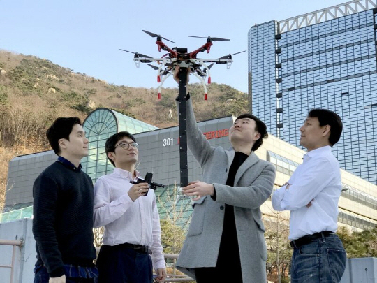 왼쪽부터 송정률 디자이너, 이대영 박사 후 연구원, 김석준 연구원, 조규진 교수.  서울대 제공