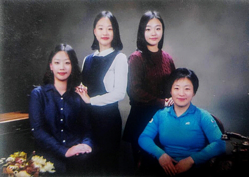 이도연(맨 앞) 선수와 세 딸. 왼쪽부터 둘째 설유준, 첫째 유선, 셋째 유휘 씨.  설유선 씨 제공, 연합뉴스