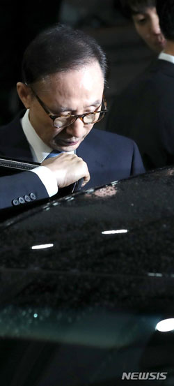 【서울=뉴시스】뇌물수수와 직권남용, 대통령기록물관리법 위반, 횡령·배임 등의 혐의를 받고 있는 이명박 전 대통령이 15일 오전 피의자 조사를 마치고 서울 서초구 서울중앙지검을 나서고 있다.