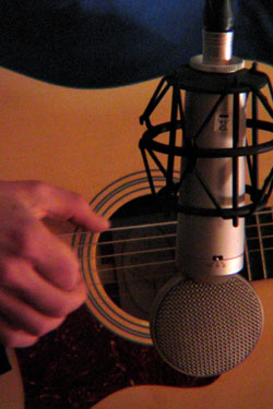 문학 언어보다는 속되다고 여겨지는 노랫말에는 사랑과 이별뿐만 아니라 우리 삶과 세대 문화, 세상의 여러 가지 문제에 대한 고민이 고스란히 담겨 있다.  어크로스 제공