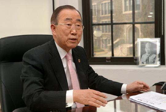 반기문 전 유엔 사무총장이 지난 13일 연세대 아펜젤러관 2층에 위치한 글로벌사회공헌원 명예원장실에서 유엔 사무총장 재임 당시 못지않게 다양한 국내외 활동에 대해 설명하고 있다. 오른쪽 작은 사진은 반 전 총장이 중학교 시절 보이스카우트로 활동할 당시의 모습으로 ‘2023년 세계잼버리대회 전북 새만금 유치’ 지원 활동을 하는 과정에서 큰 도움이 됐다고 한다.   김낙중 기자 sanjoong@