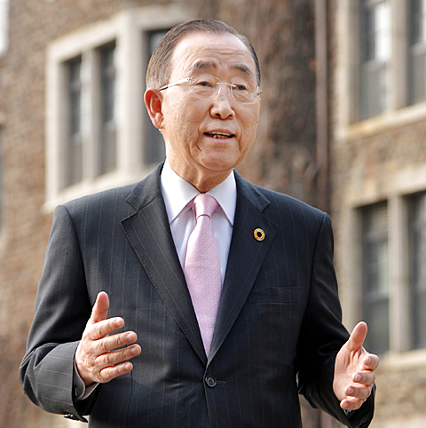 반기문 전 유엔 사무총장이 지난 13일 연세대 언더우드관 앞에서 4월 말로 예정된 남북정상회담의 성공을 위해 국론통일과 정부의 치밀한 준비가 필요하다는 점을 강조하고 있다.  김낙중 기자 sanjoong@