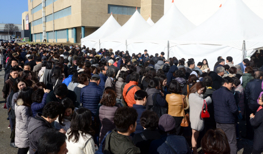 16일 오전 서울 서초구 양재동 ‘디에이치 자이 개포’ 아파트 본보기집을 찾은 수요자들이 입장을 위해 길게 줄을 서 있다. 강남구 일원동에 들어서는 디에이치 자이 개포는 대단지인 데다 분양가도 상대적으로 낮아 ‘당첨 시 로또’ 소문으로 10만 명 청약설까지 나돌고 있다.