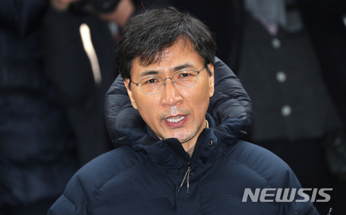 【서울=뉴시스】자신의 비서를 성폭행한 혐의를 받고 있는 안희정 전 충남도지사가 9일 오후 서울 마포구 서부지방검찰청으로 자진출석, 취재진의 질문에 답변하고 있다. 2018.03.09