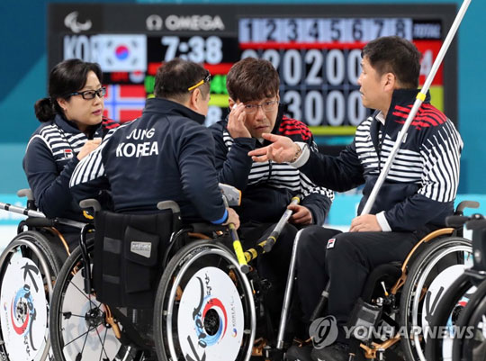 (강릉=연합뉴스) 16일 오후 강원도 강릉컬링센터에서 열린 2018 평창동계패럴림픽 휠체어컬링 4강전, 대한민국과 노르웨이 경기에서 한국 선수들이 의견을 나누고 있다. 2018.3.16