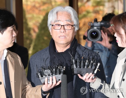 (서울=연합뉴스) 극단 단원에게 상습적으로 성폭력을 가한 의혹을 받는 연극연출가 이윤택 씨가 17일 오전 서울 종로구 서울지방경찰청에 조사를 받기 위해 출석하고 있다. 2018.3.17