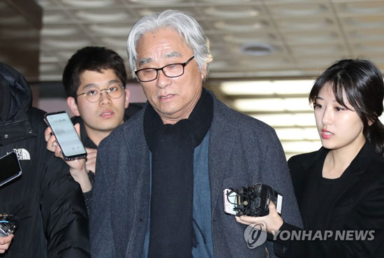 (서울=연합뉴스) 극단 단원에게 상습적으로 성폭력을 가한 의혹을 받는 연극연출가 이윤택 씨가 18일 오전 서울 종로구 서울지방경찰청에서 조사를 받은 뒤 귀가하고 있다.