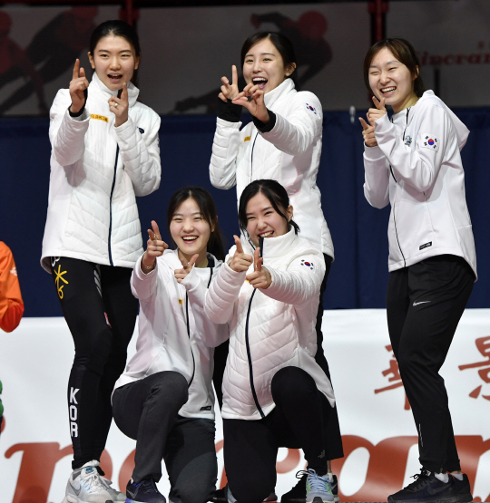 최민정(성남시청·뒷줄 오른쪽부터 시계 반대방향), 김아랑(고양시청), 심석희(한국체대), 이유빈(서현고), 김예진(한국체대) 등 여자 쇼트트랙스피드스케이팅 대표팀이 19일 오전(한국시간) 열린 세계선수권대회 3000m 계주 결승전에서 금메달을 획득한 후 시상식에서 총을 쏘는 듯한 동작을 취하며 밝게 웃고 있다.  USA투데이 연합뉴스
