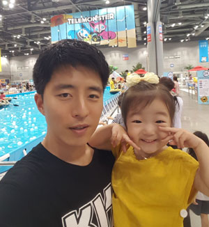 아빠 육아 커뮤니티 ‘100인의 아빠단’에 초보 아빠로 참여한 뒤 최우수 아빠로 선정된 김태규 씨가 딸과 함께 어린이 놀이 시설에서 즐거운 시간을 보내는 모습.  김태규 씨 제공