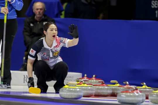 김경애(경북체육회)가 21일 오전(한국시간) 캐나다 온타리오주 노스베이 메모리얼가든에서 열린 세계선수권대회 이탈리아와의 예선 5차전에서 스위핑을 지시하고 있다.  WCF 제공